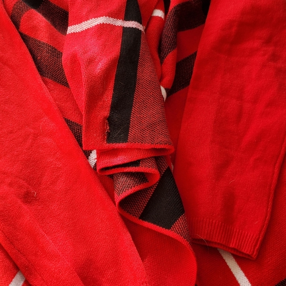 One Sive Sweater Cape - Picture 2 of 2